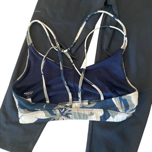Nike Two Piece Activewear Set. Size Medium - Picture 5 of 9
